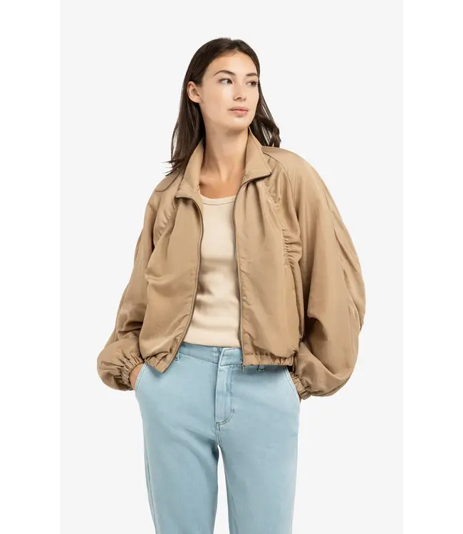 02-001072-603/99051  Short oversized jacket with pleated details