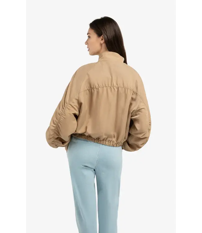 02-001072-603/99051  Short oversized jacket with pleated details