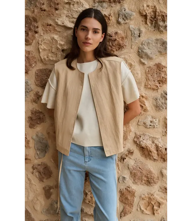 02-021007-603/99052  Sleeveless summer jacket with drawstrings