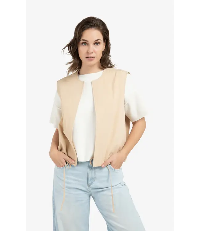 02-021007-603/99052  Sleeveless summer jacket with drawstrings