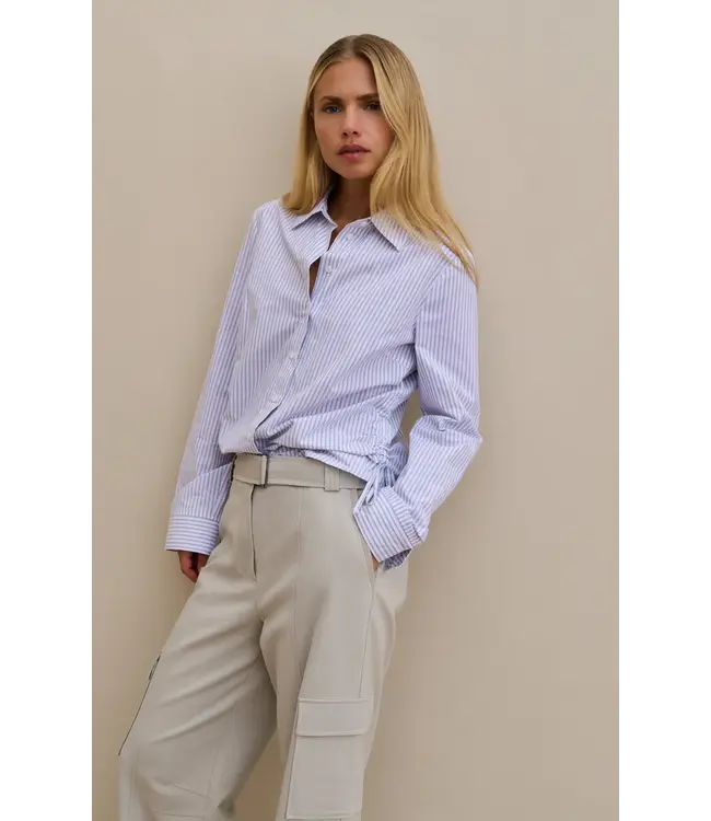 01-201203-602/990471  Fitted blouse with side drawstrings