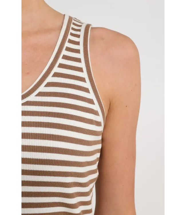 NKS01169-Offwhite/Fango  Steffie Singlet