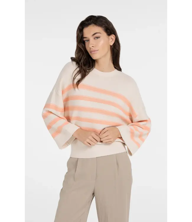 01-000596-604/313071  Mixing textured sweater with stripes