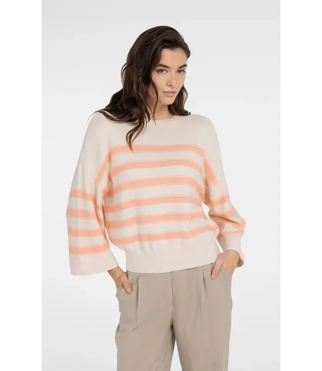 01-000596-604/313071  Mixing textured sweater with stripes