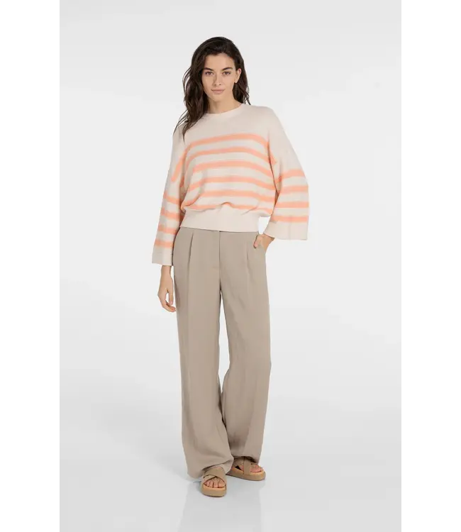01-000596-604/313071  Mixing textured sweater with stripes