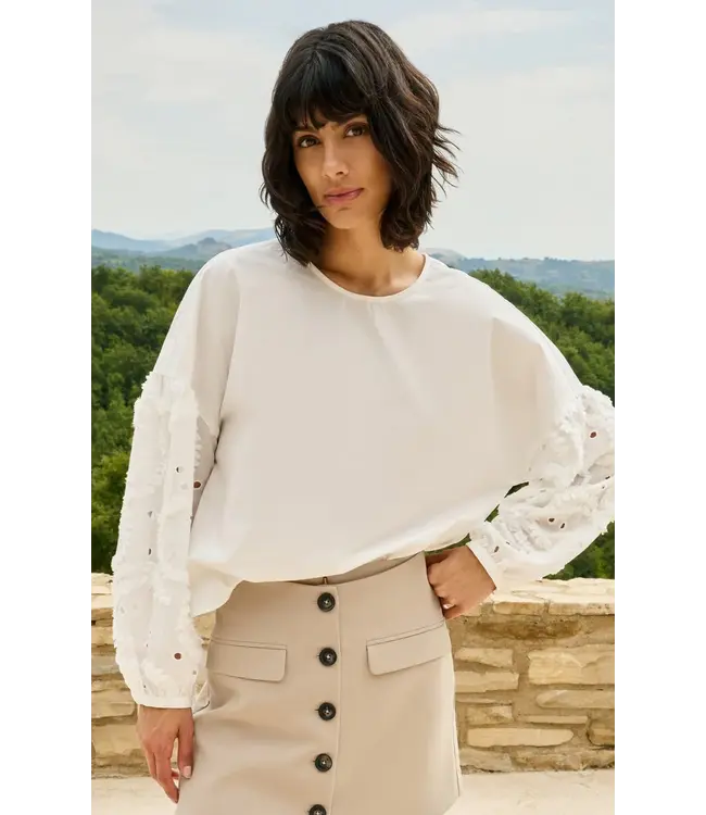 01-701398-604/99066  Top with embroidered sleeve