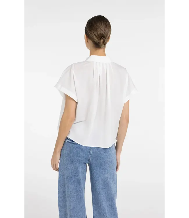 01-201202-604/00000  Sleeveless blouse with button detail