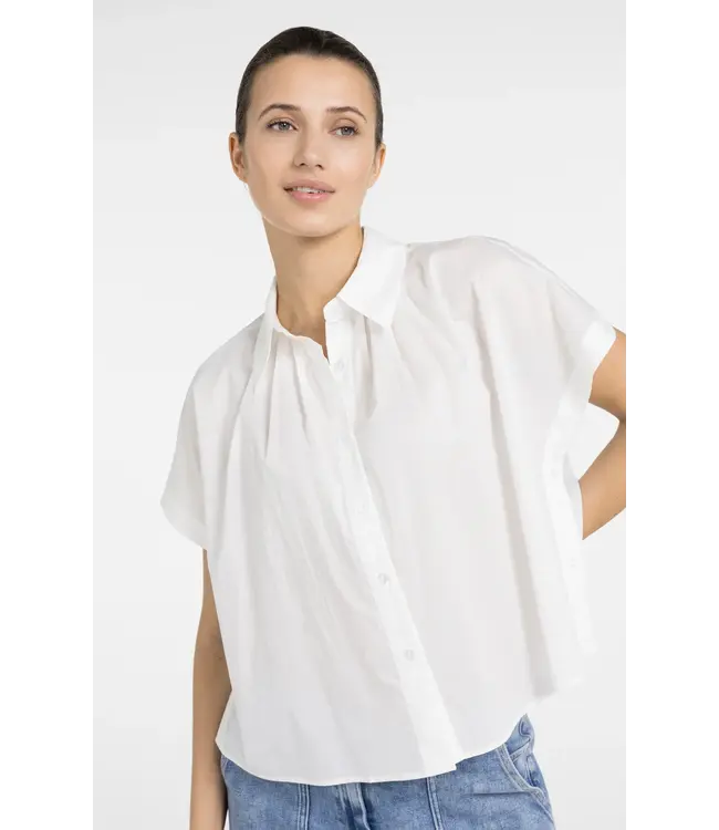 01-201202-604/00000  Sleeveless blouse with button detail