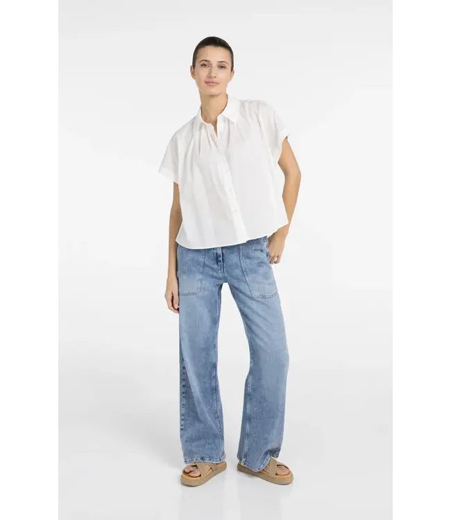 01-201202-604/00000  Sleeveless blouse with button detail
