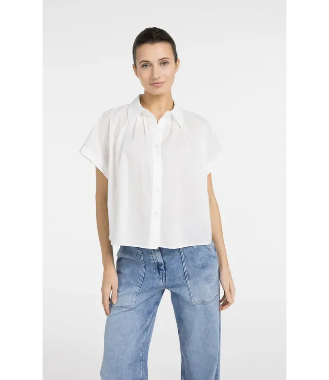01-201202-604/00000  Sleeveless blouse with button detail