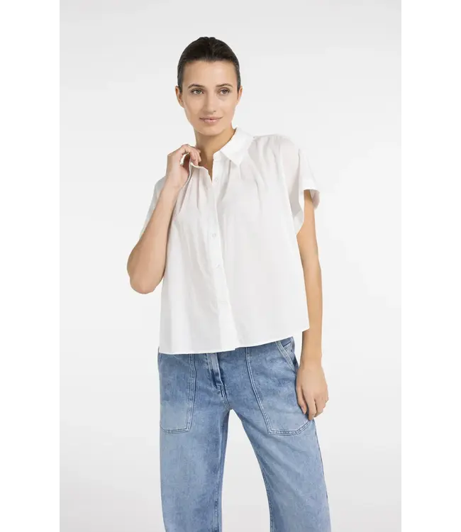 01-201202-604/00000  Sleeveless blouse with button detail