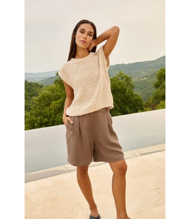 01-321032-605/99070  Woven longer length bermuda short
