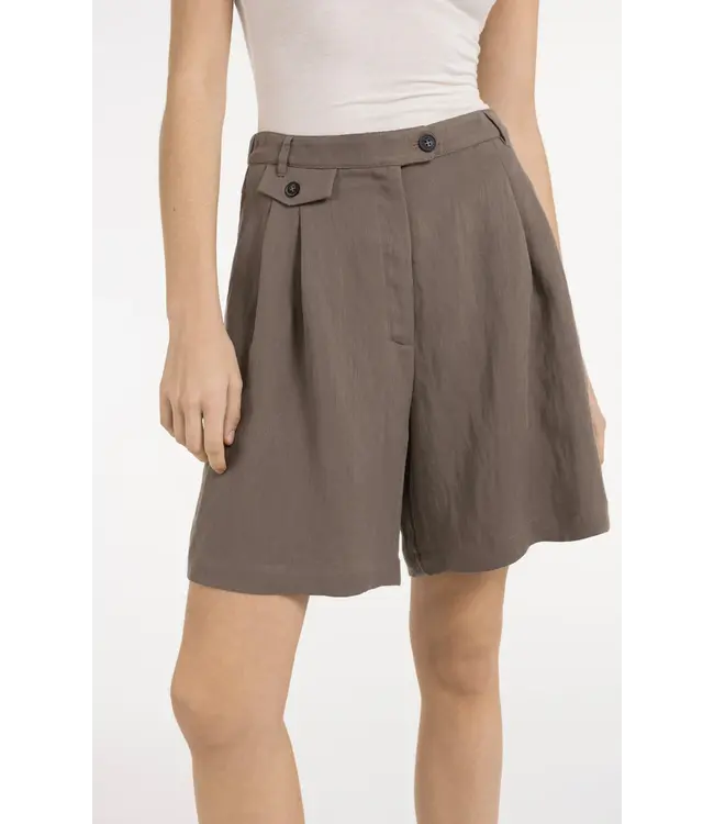 01-321032-605/99070  Woven longer length bermuda short