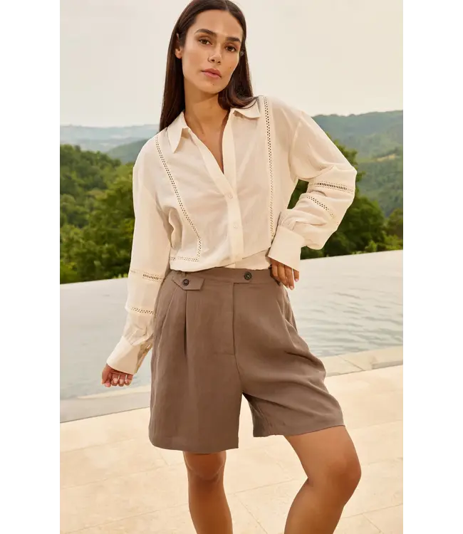 01-321032-605/99070  Woven longer length bermuda short