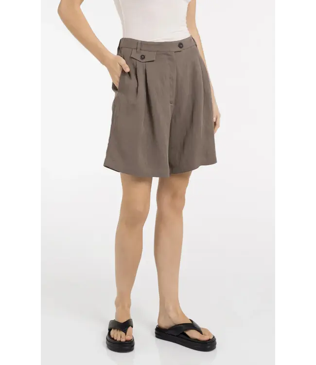 01-321032-605/99070  Woven longer length bermuda short