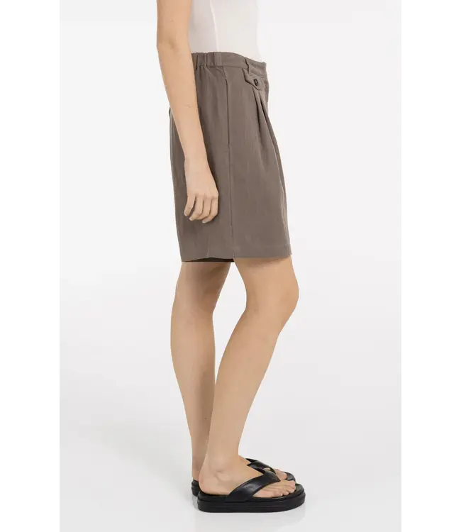 01-321032-605/99070  Woven longer length bermuda short