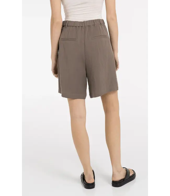 01-321032-605/99070  Woven longer length bermuda short