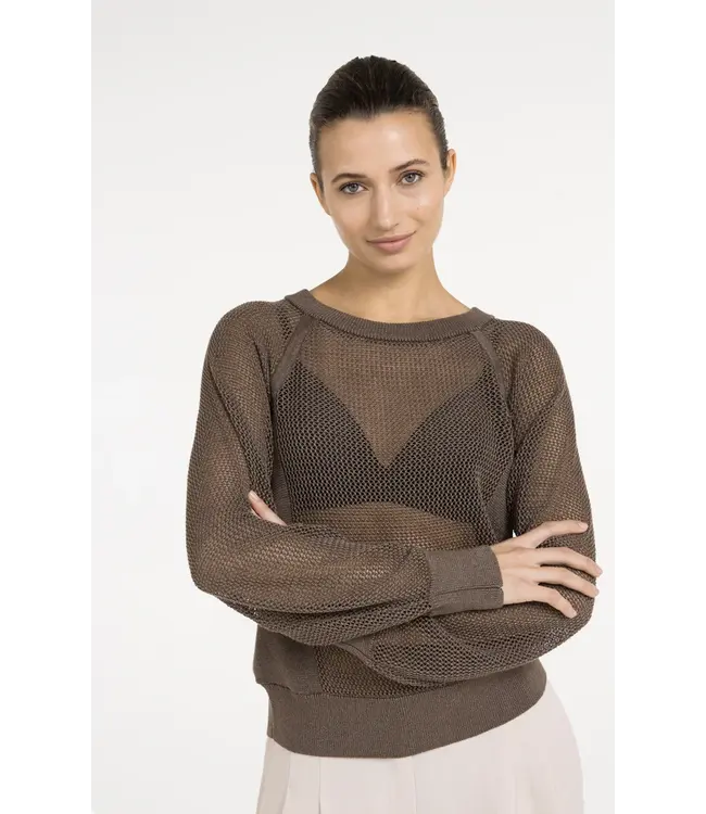 01-000592-605/99070  Mesh stitch raglan sweater