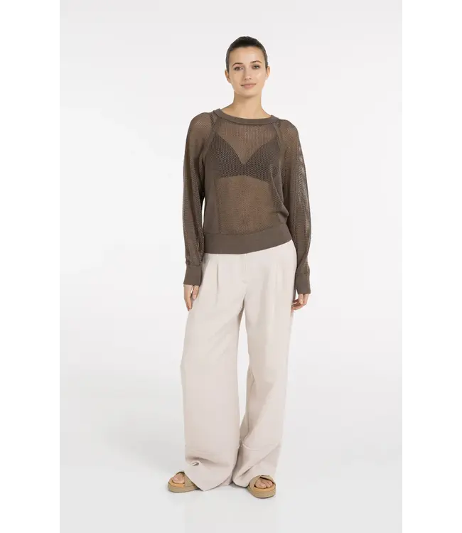 01-000592-605/99070  Mesh stitch raglan sweater