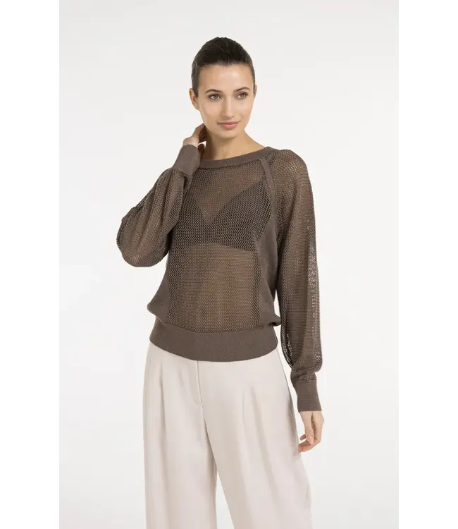 01-000592-605/99070  Mesh stitch raglan sweater