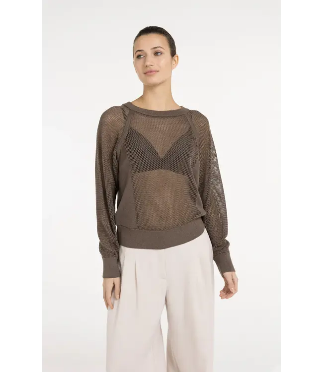 01-000592-605/99070  Mesh stitch raglan sweater