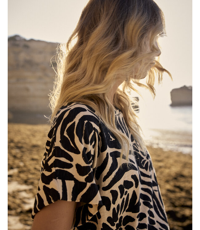 E01-20-401/100002-PrintBlack&Pebble  Top Safari Bloom