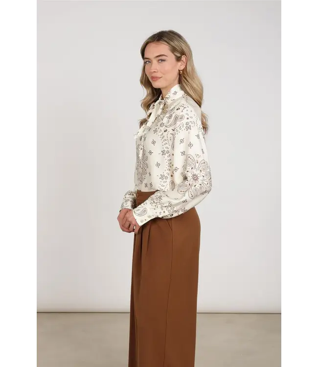 NKF02201/OffWhite/Toffee  Angie Blouse Tie Paisley