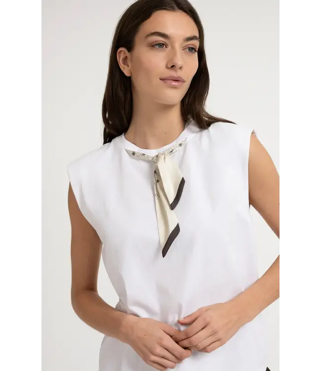 01-709396-607/908141  Double-layer sleeveless top with scarf