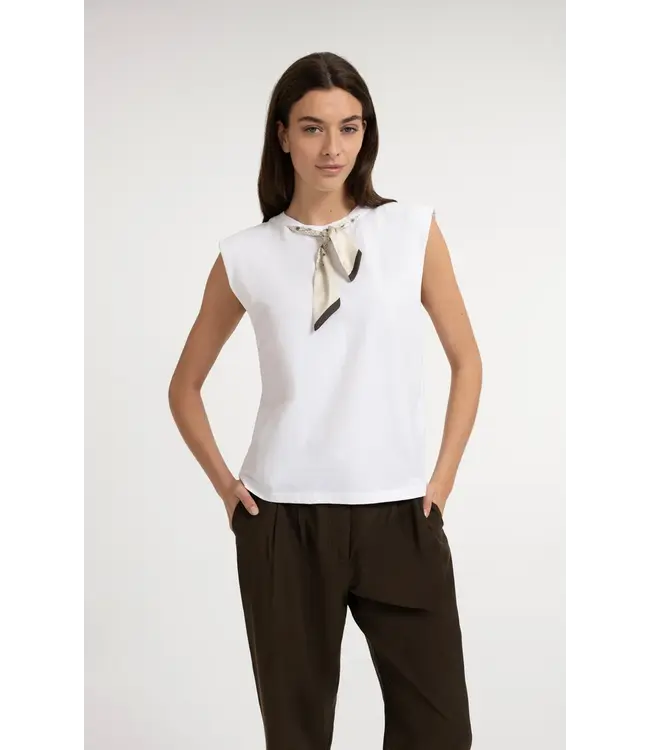 01-709396-607/908141  Double-layer sleeveless top with scarf