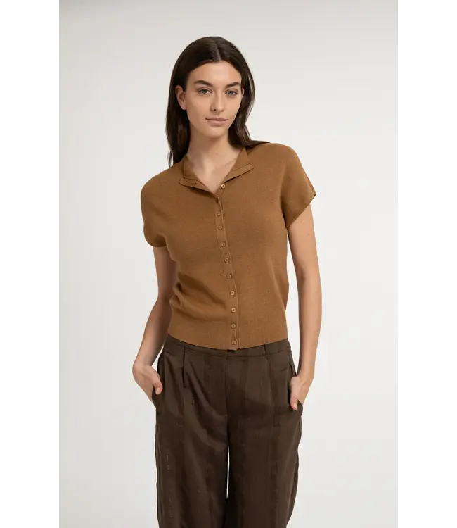 01-010163-607/810252  Sleeveless knit cardigan with button front