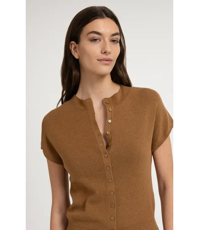 01-010163-607/810252  Sleeveless knit cardigan with button front