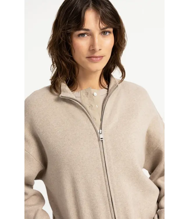 01-010171-608/611032  Jacquard knitted cardigan with zip closure
