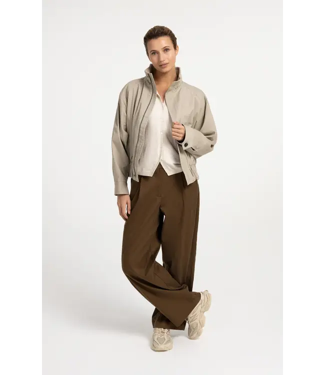01-010170-608/990802  Knitted spencer with button closure