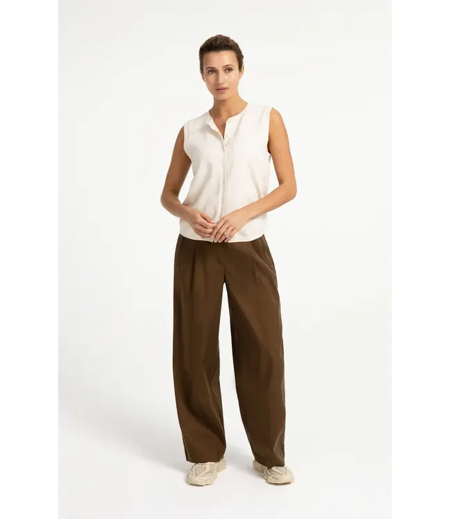 01-010170-608/990802  Knitted spencer with button closure