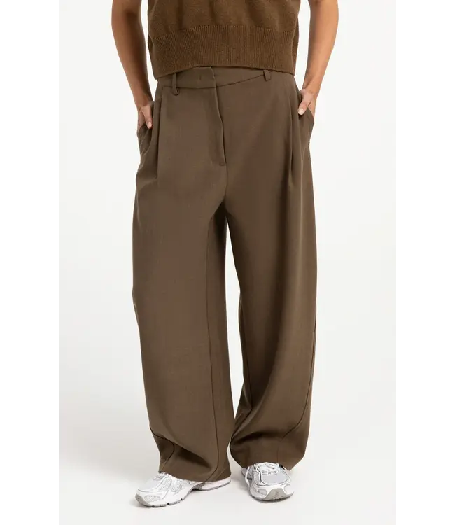 01-301275-608/90617  Woven barrel-leg trousers with pleat detail