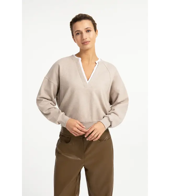 01-109127-608/611032  Sweatshirt with V-neck and woven collar