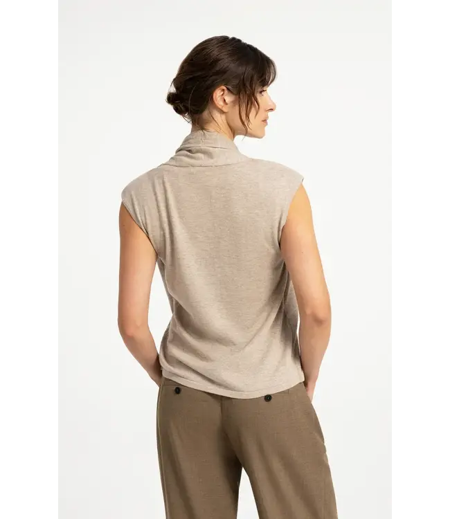 01-010176-608/611032  Sleeveless cardigan with double layer and buttons