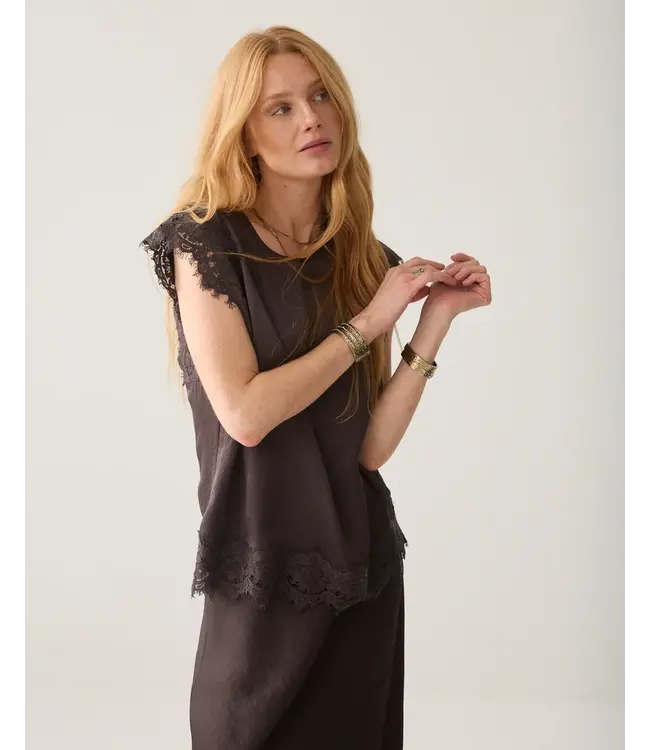2s3542-12493/000754-Darkchocolate  Top sleeveless Silky casual