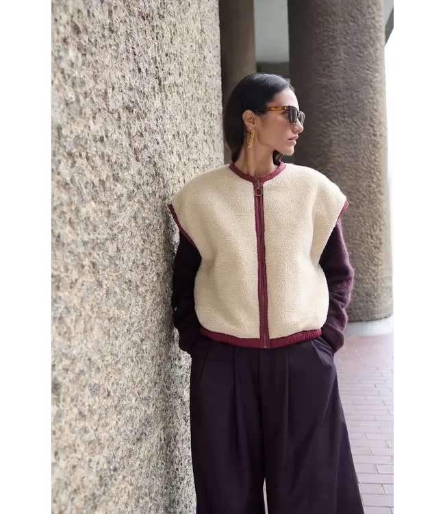 26419003/Wine  gio sleeveless jacket