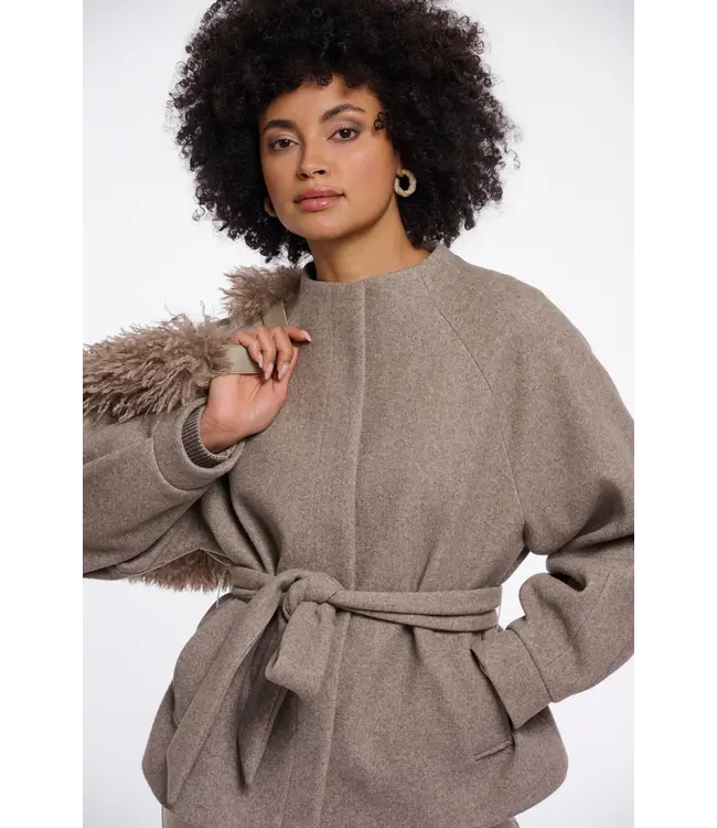 Cornelia.7002611/ToffeeMelange  Short coat with collar