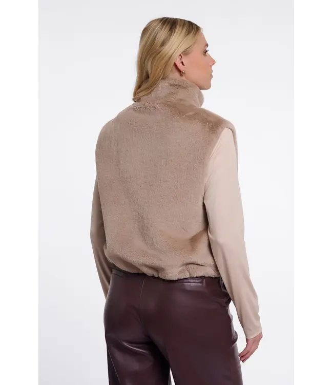 Nikki.7002611/Oat  Short faux fur waistcoat