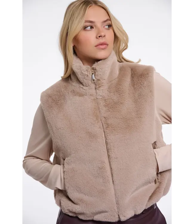 Nikki.7002611/Oat  Short faux fur waistcoat