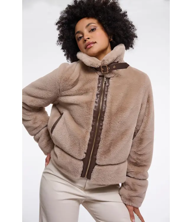 Lambra.7002612/Oat  Short faux fur jacket