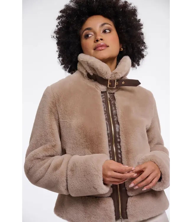 Lambra.7002612/Oat  Short faux fur jacket