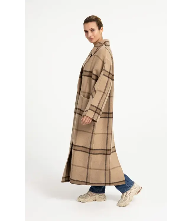 02-011027-609/613151  Long checked wool blend coat with oversized fit