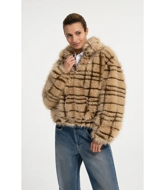 02-001088-609/611031  Faux fur jacket with collar and check pattern