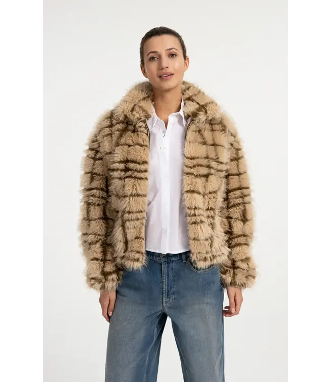 02-001088-609/611031  Faux fur jacket with collar and check pattern