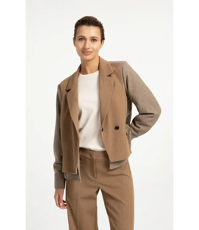 01-501086-609/810182  Blazer with contrast fabric and loose fit
