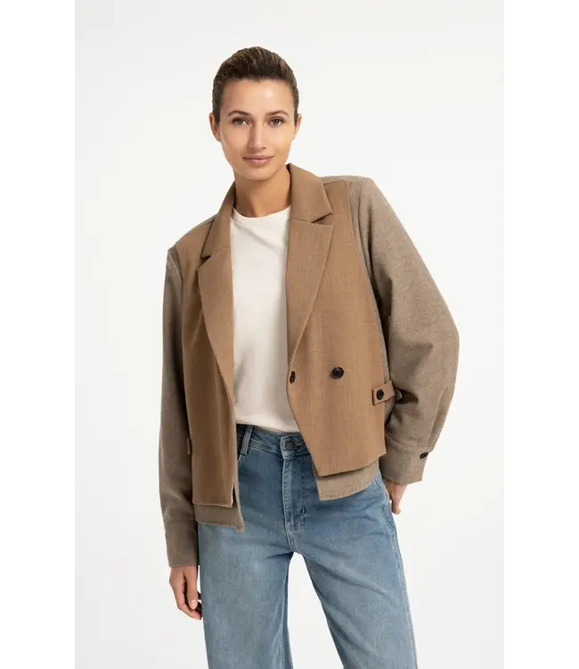 01-501086-609/810182  Blazer with contrast fabric and loose fit