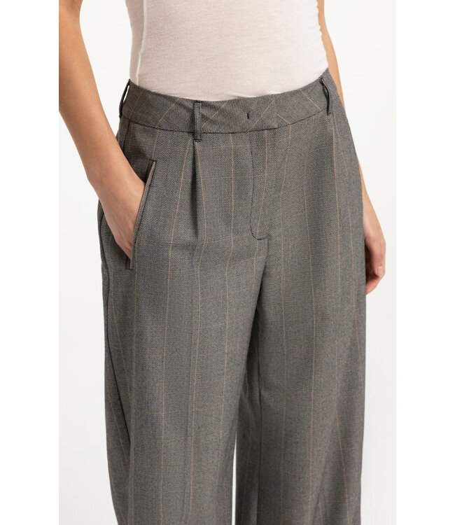 01-301284-609/939131  Woven wide leg check trousers with pleat details
